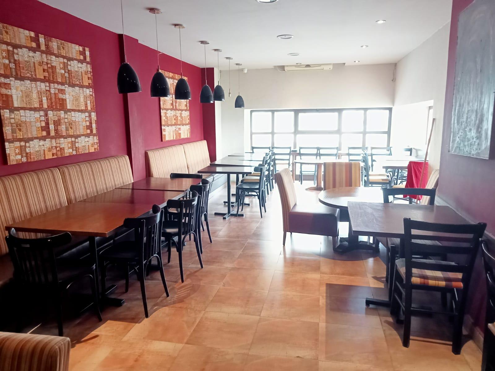 À VENDRE : Restaurant avec Fond de Commerce au Lac 1