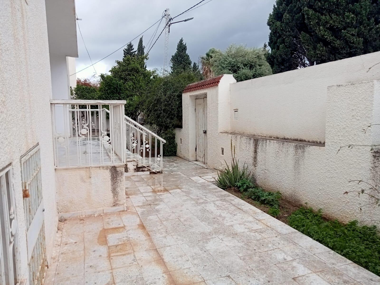 À Vendre : Villa à Cité Nozha, Ariana