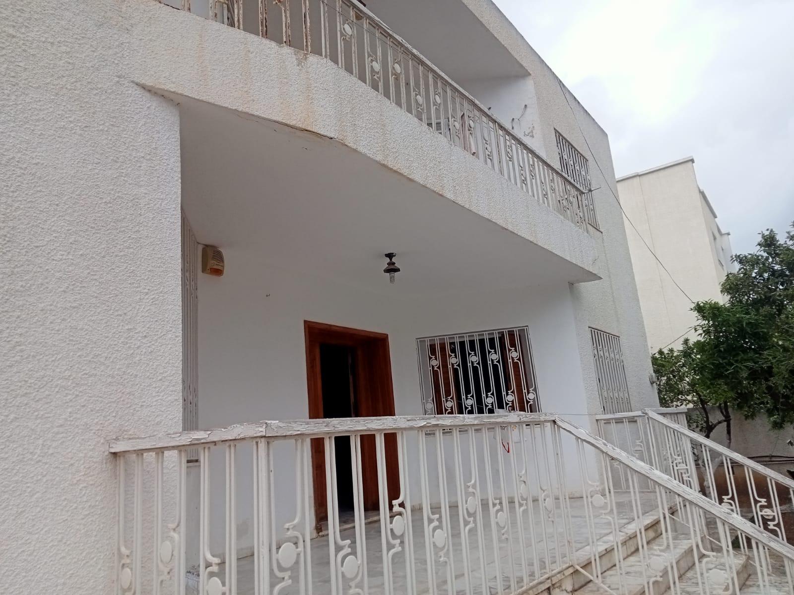 À Vendre : Villa à Cité Nozha, Ariana