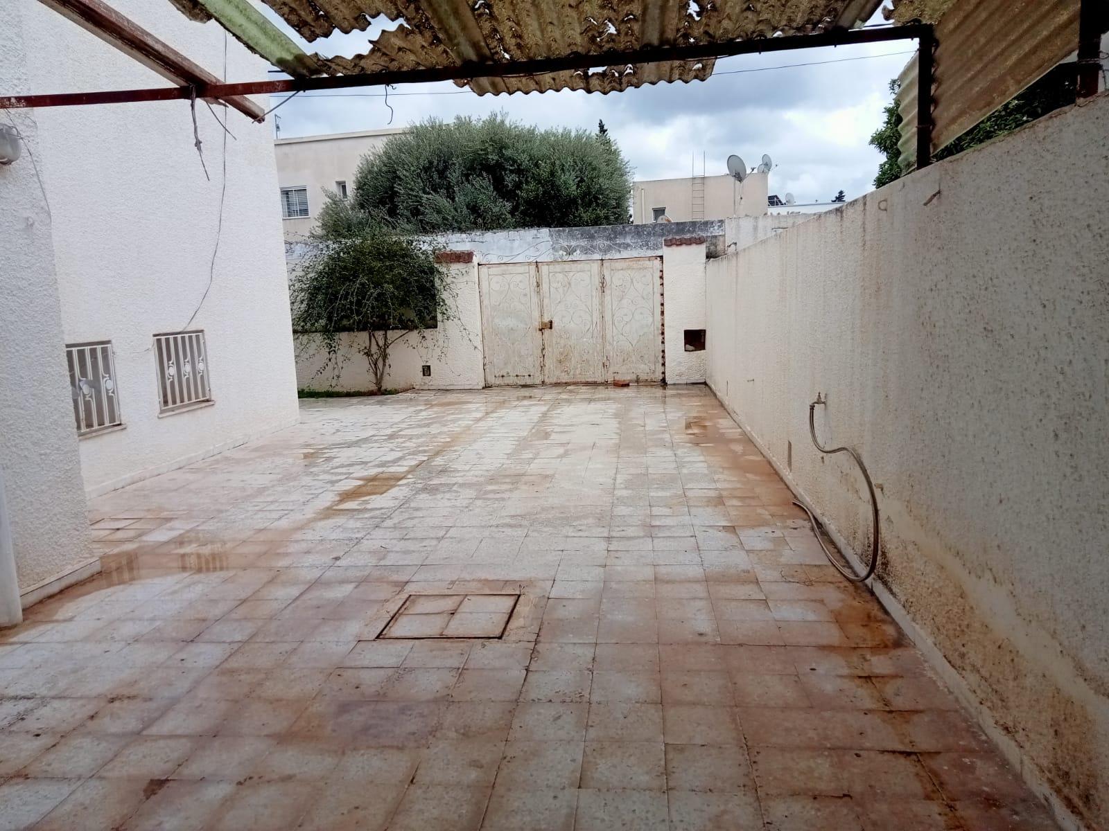 À Vendre : Villa à Cité Nozha, Ariana
