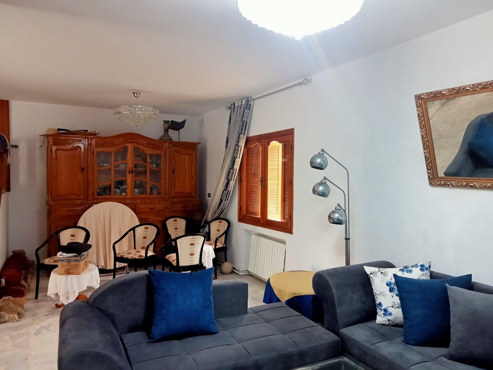 À Vendre : Villa à Cité Nozha, Ariana