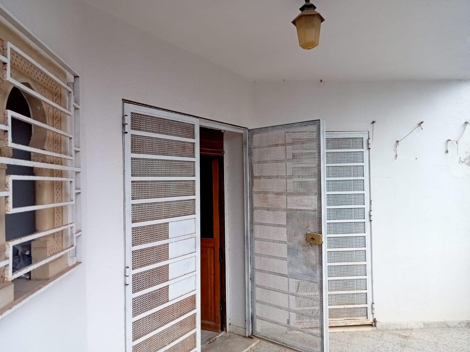 À Vendre : Villa à Cité Nozha, Ariana