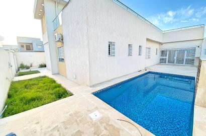 Une magnifique villa S+4 avec jardin et piscine, ainsi qu'un studio indépendant à l'étage, située à El Ghazela